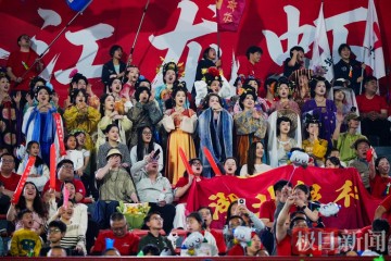 b体育-潜江赛场内外皆精彩：来看一场球，爱上一座城|楚超|体育场|潜江中学体育场|足球联赛|揭幕战_新浪体育_新浪新闻